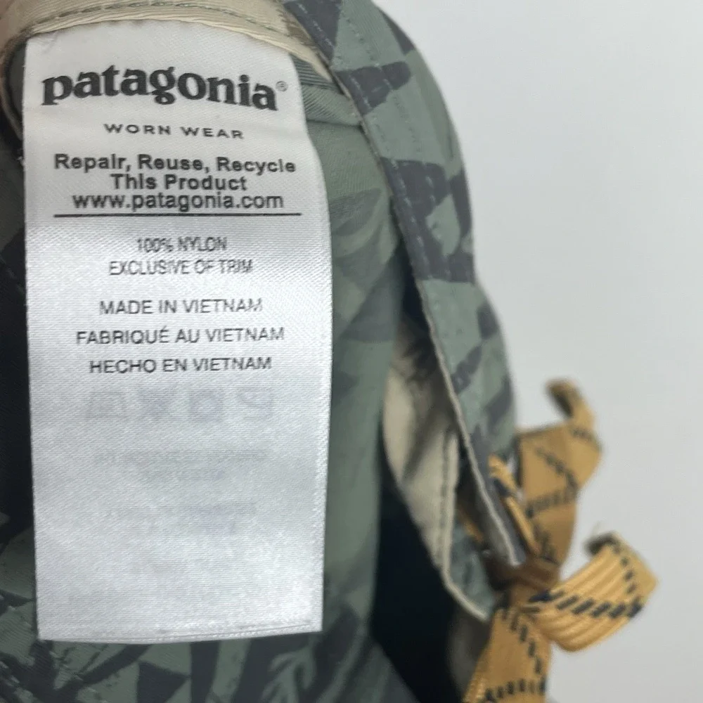 Patagonia Wavefarer Board Shorts Mens 32 Green Tiki Geometric Print Unlined